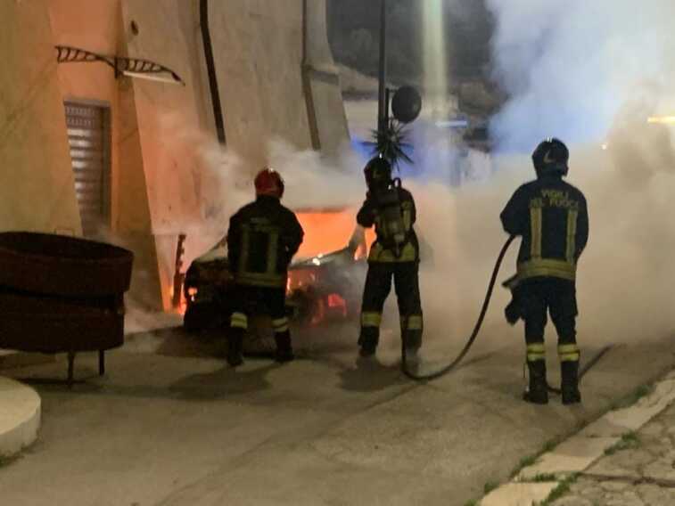 incendio auto parroco carapelle