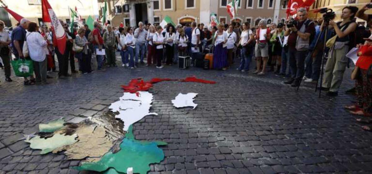 manifestazione contro l'autonomia differenziata