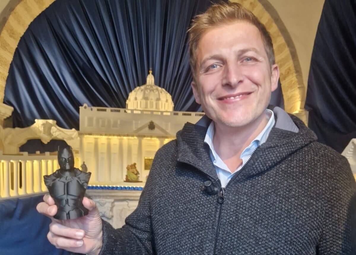 lorenzo leonetti con la statuetta di batman
