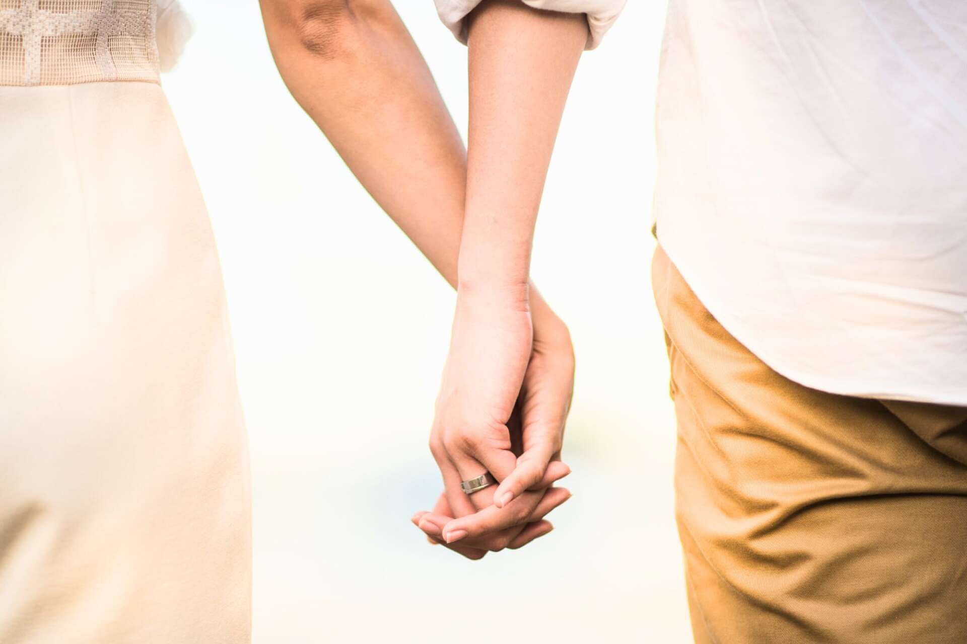 coppia mano nella mano