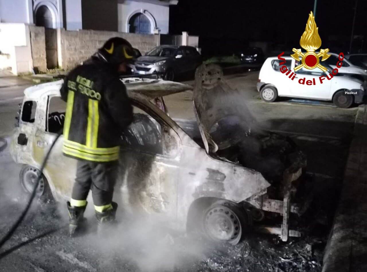incendio auto campi salentina