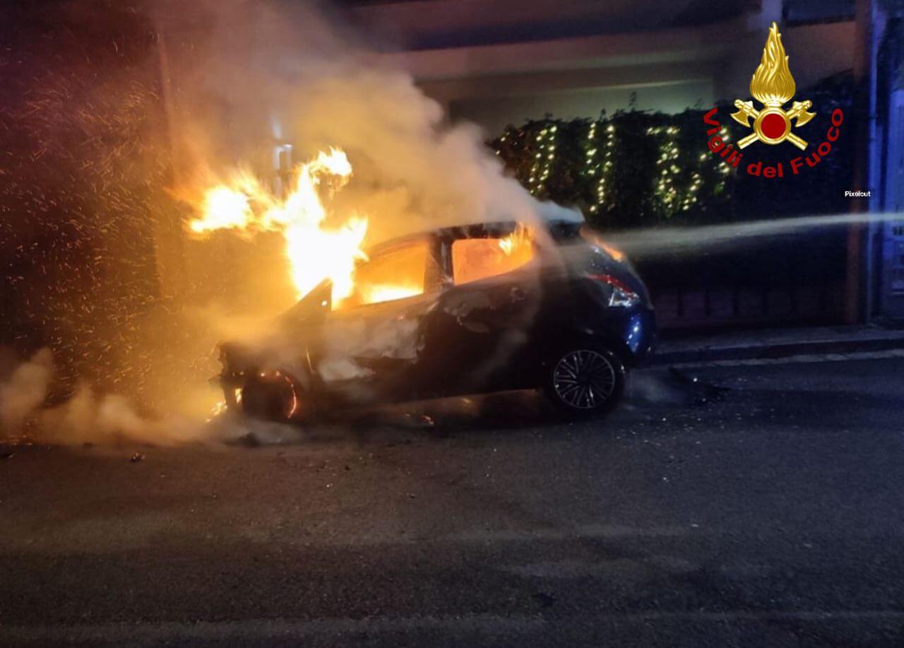 incendio auto novoli