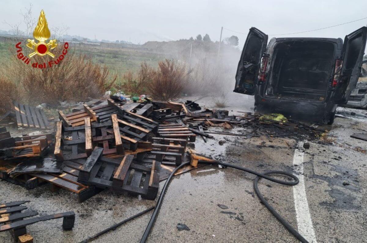 incendio furgone bari