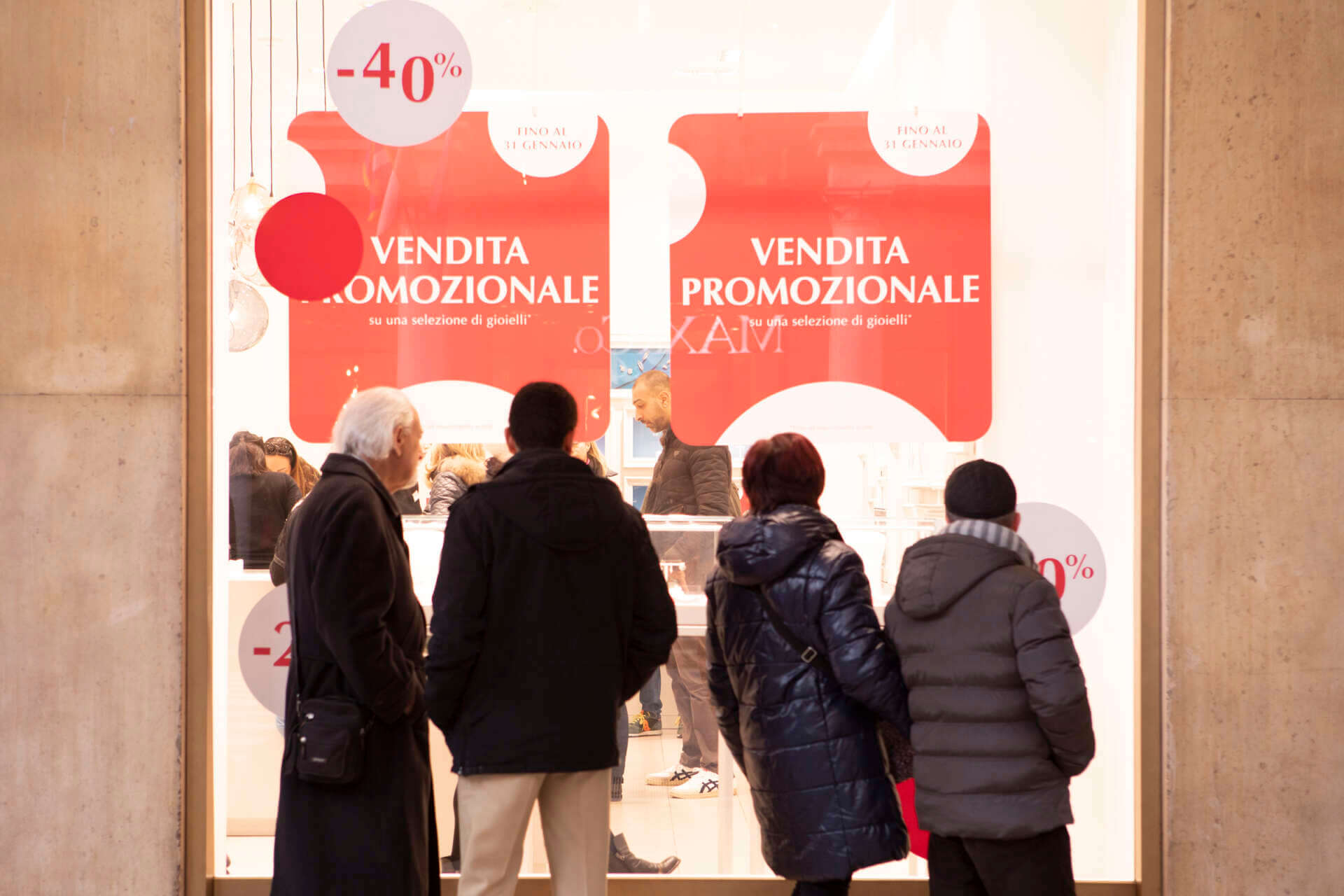 persone davanti alla vetrina