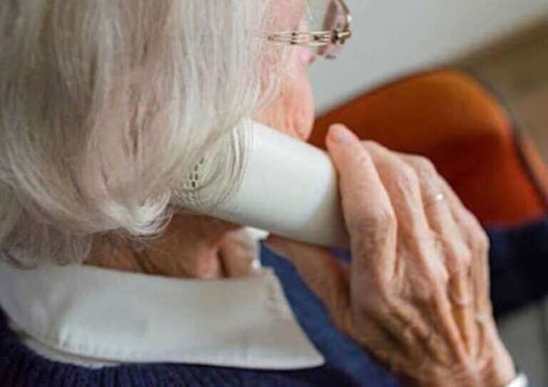 anziana al telefono