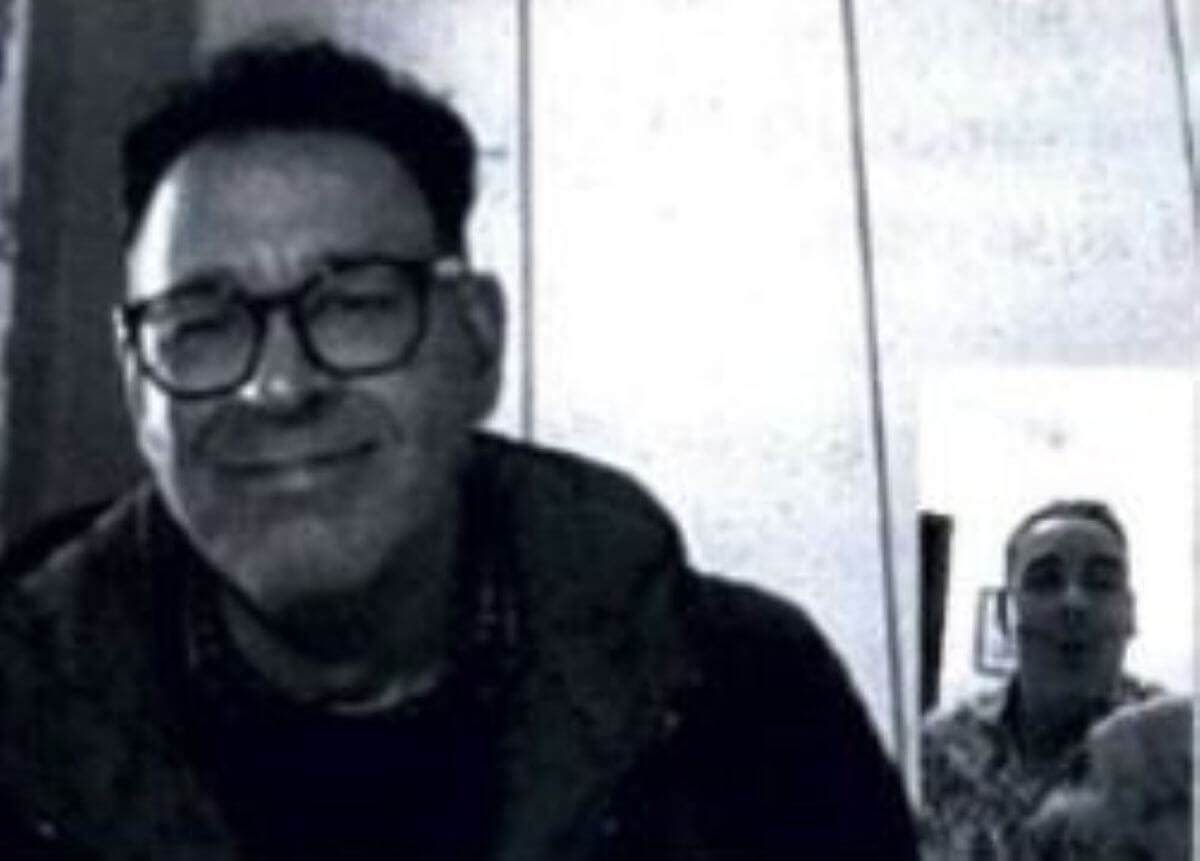 Un frame della videochiamata di Savino Parisi (a destra) dal carcere con i parenti