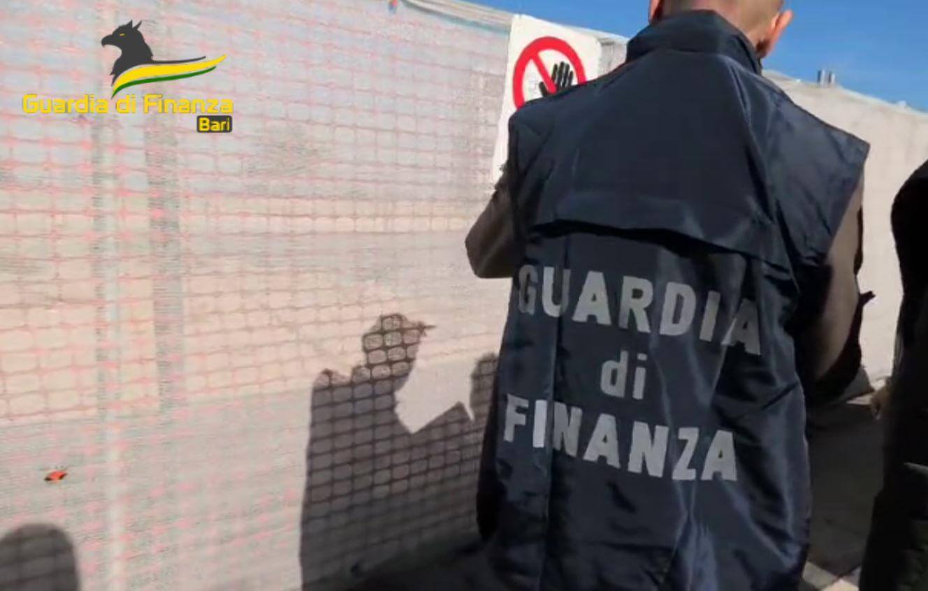 guardia di finanza su un cantiere