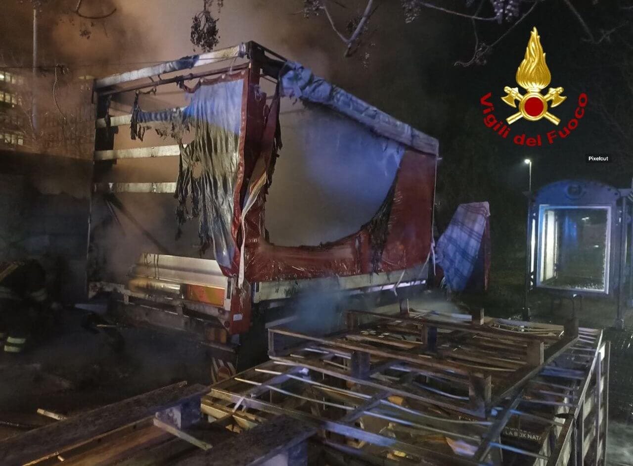 incendio furgone lecce