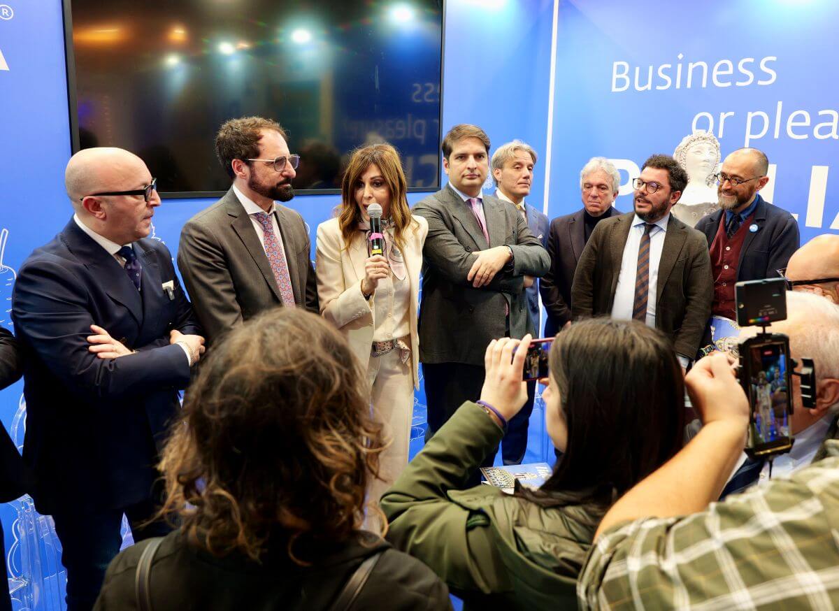 santanché stand puglia bit milano