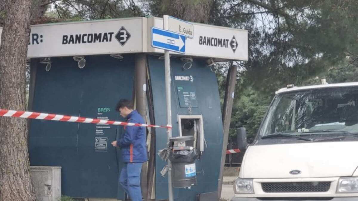 assalto bancomat matera
