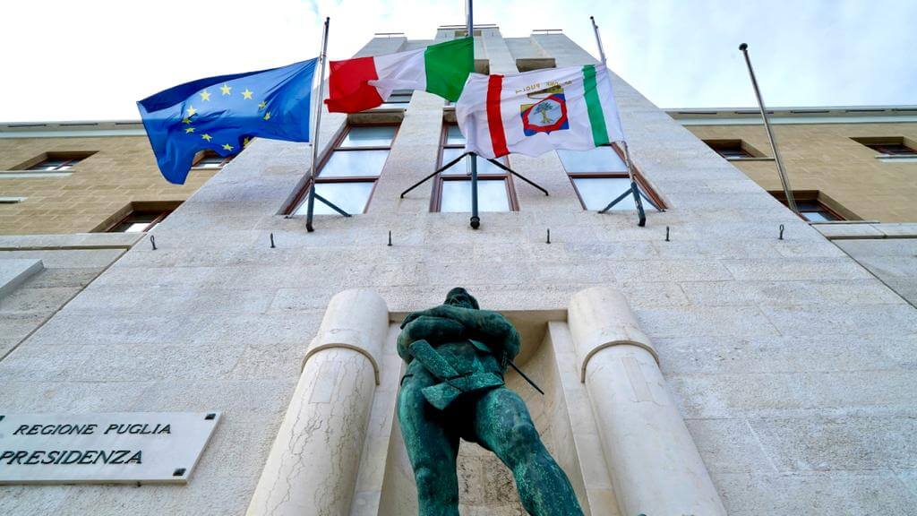 bandiere a mezz'asta puglia