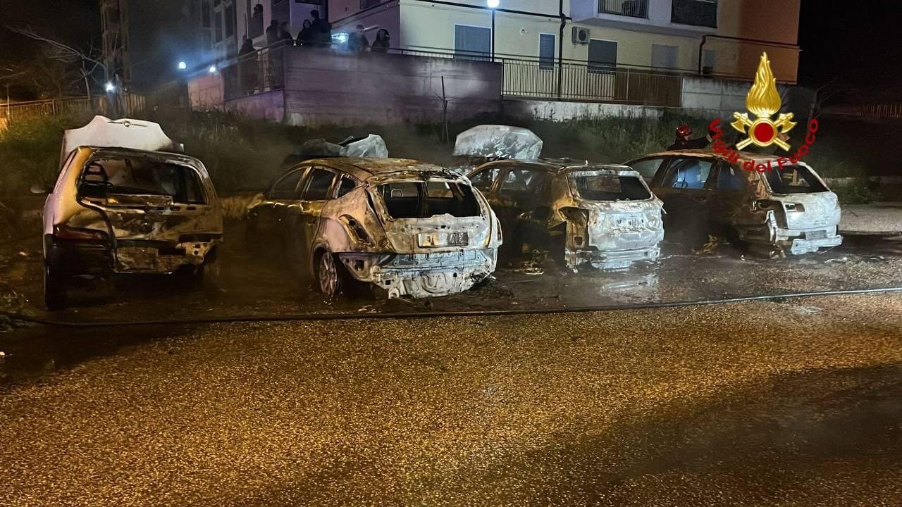 incendio auto lavello