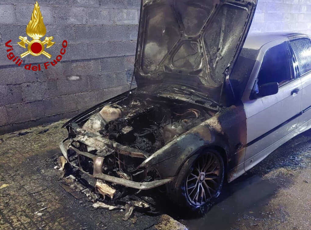 incendio auto presicce-acquarica
