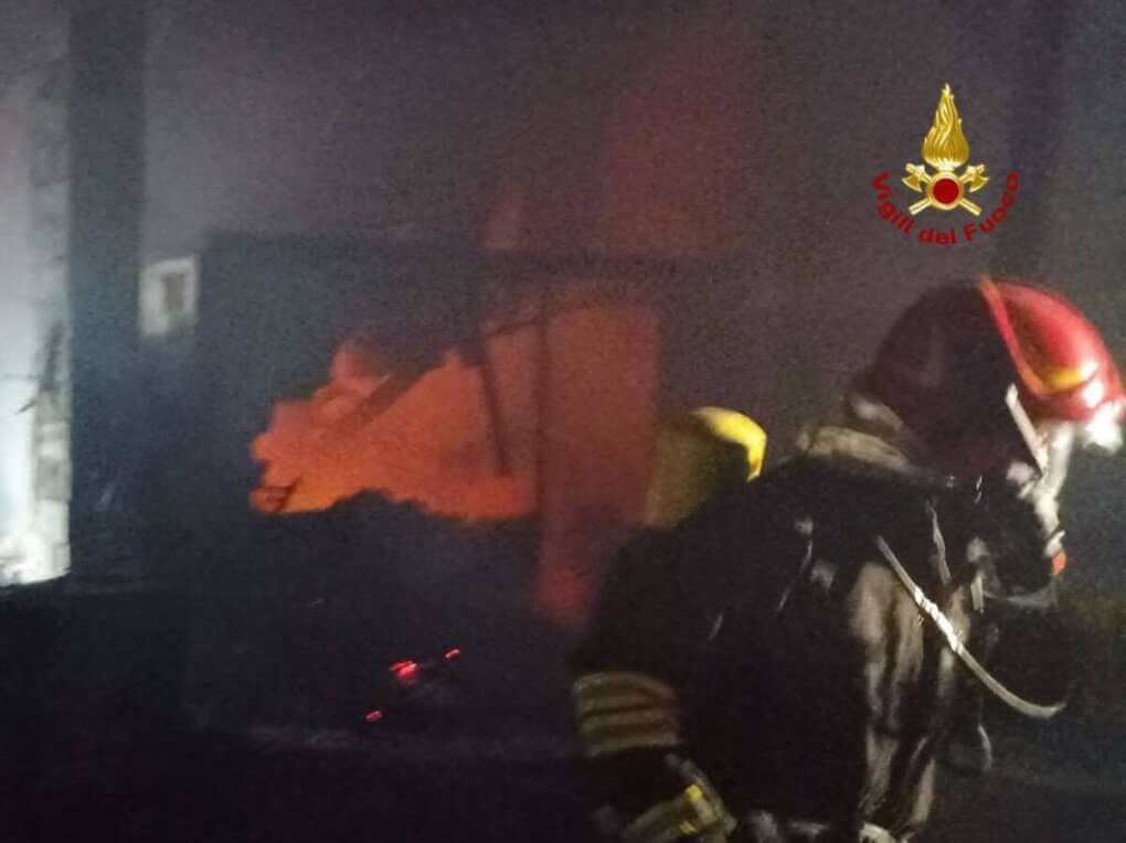 incendio capannone venosa