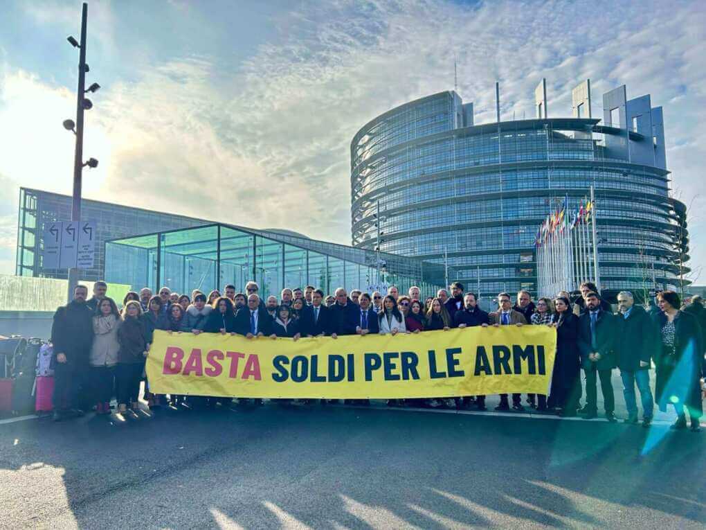 protesta movimento 5 stelle strasburgo