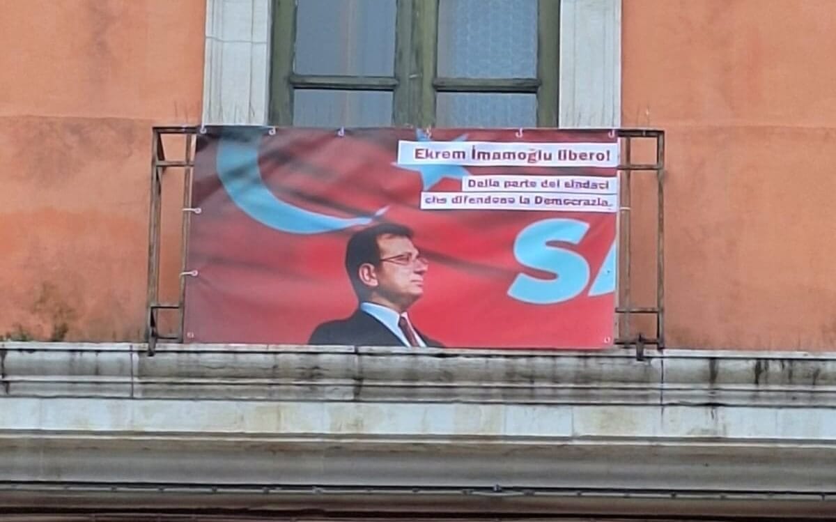 striscione imamoglu bari