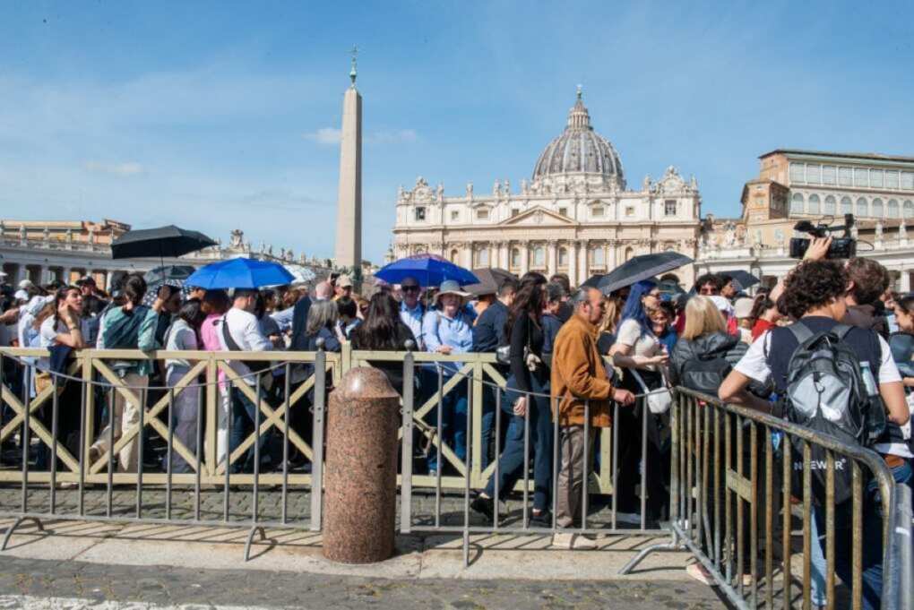 fedeli in fila per papa francesco