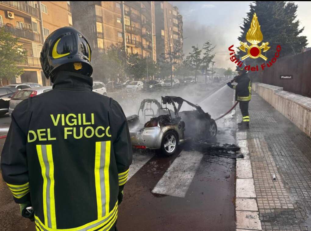 incendio auto lecce