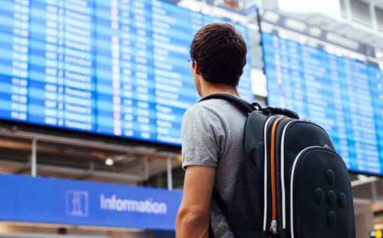 giovane in aeroporto