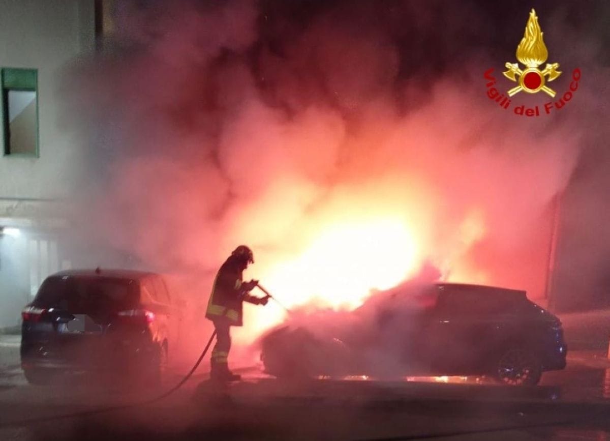 incendio auto brindisi