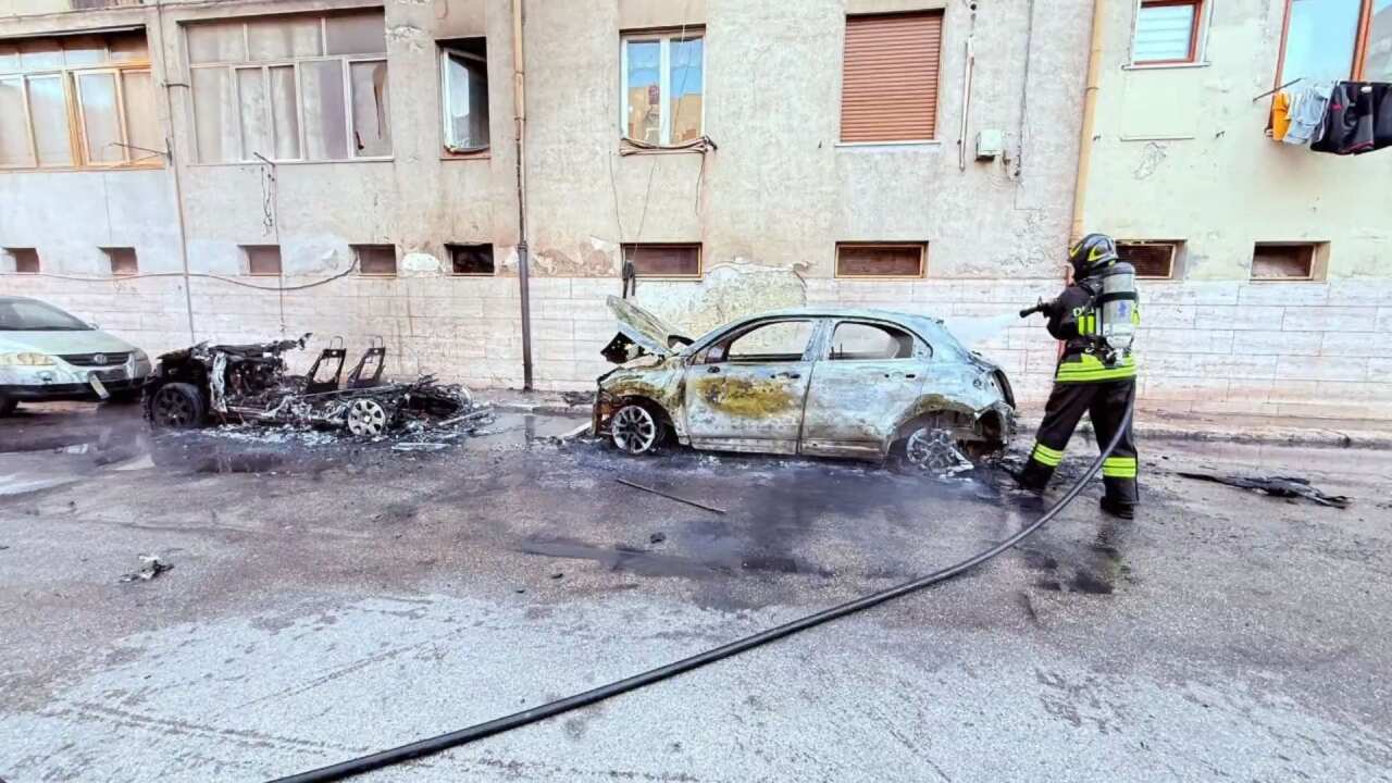 incendio auto quartiere tamburi taranto