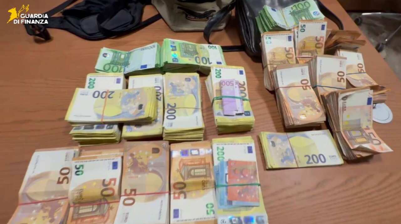 soldi sequestrati porto bari