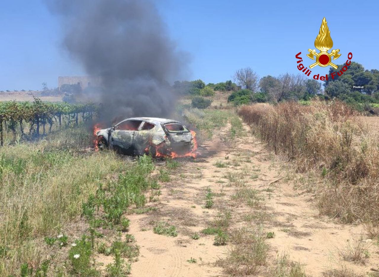 incendio auto campi salentina