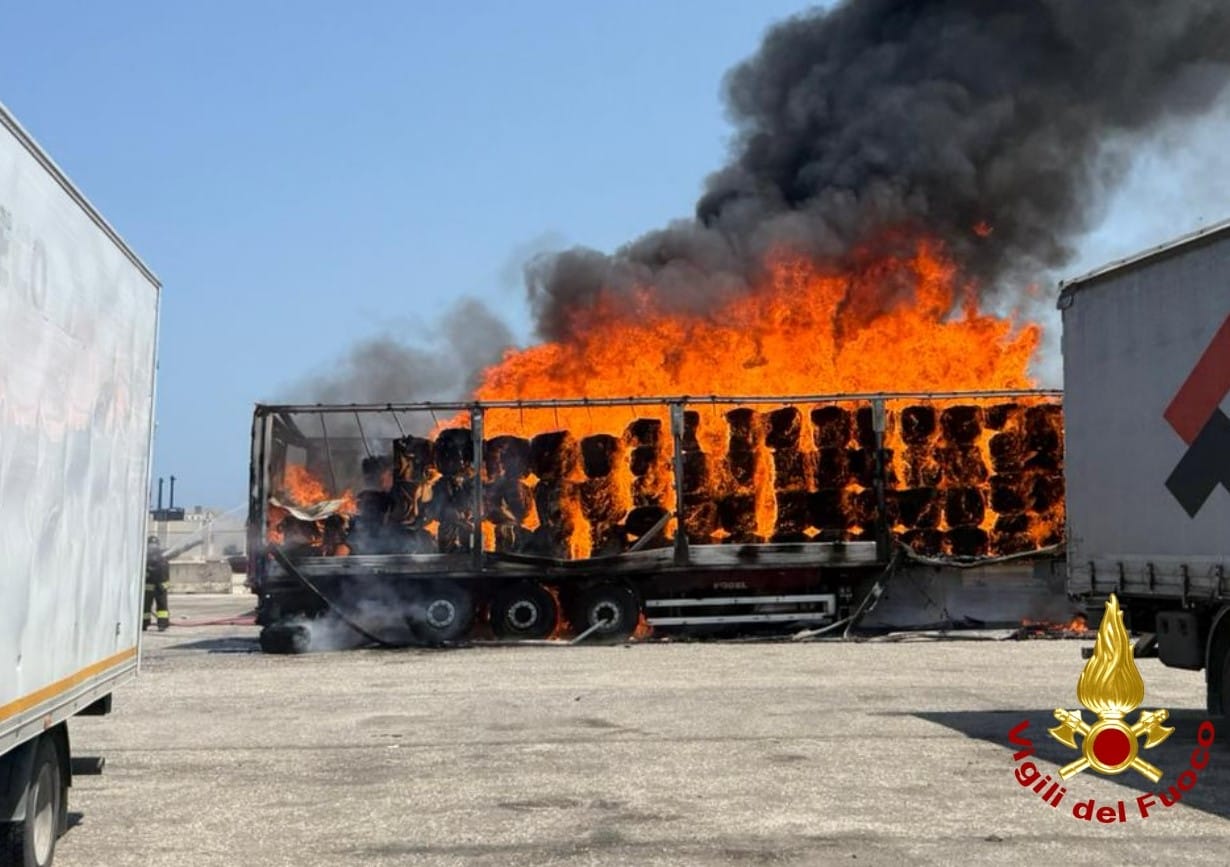 incendio tir porto bari