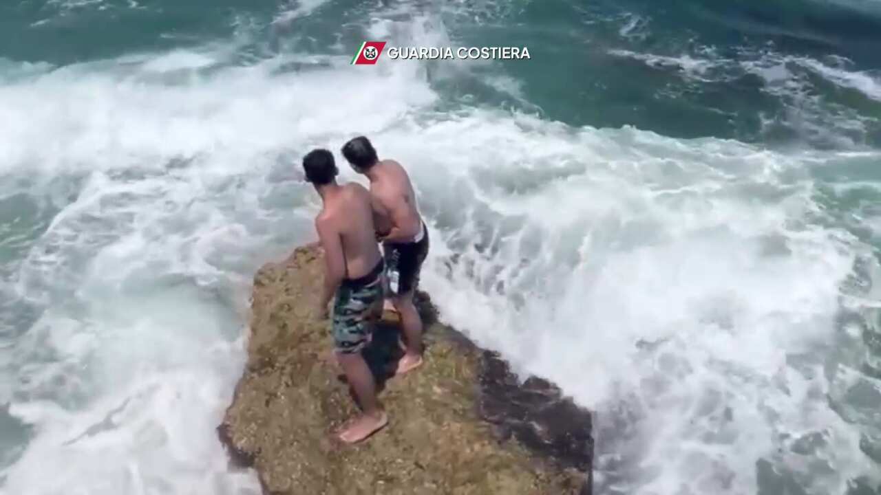 ragazzi bloccati sullo scoglio