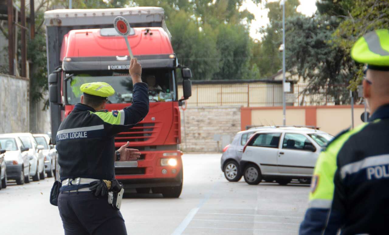 controllo camion polizia locale