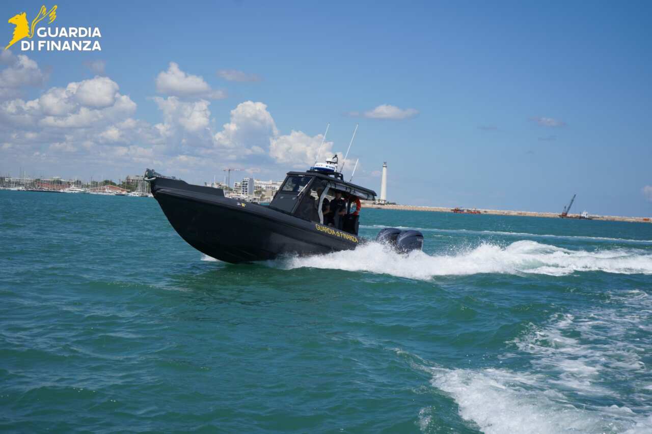 gommone guardia di finanza bari