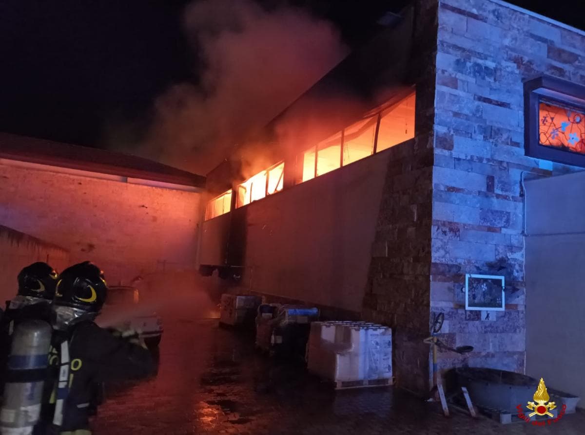 incendio deposito agricolo terlizzi