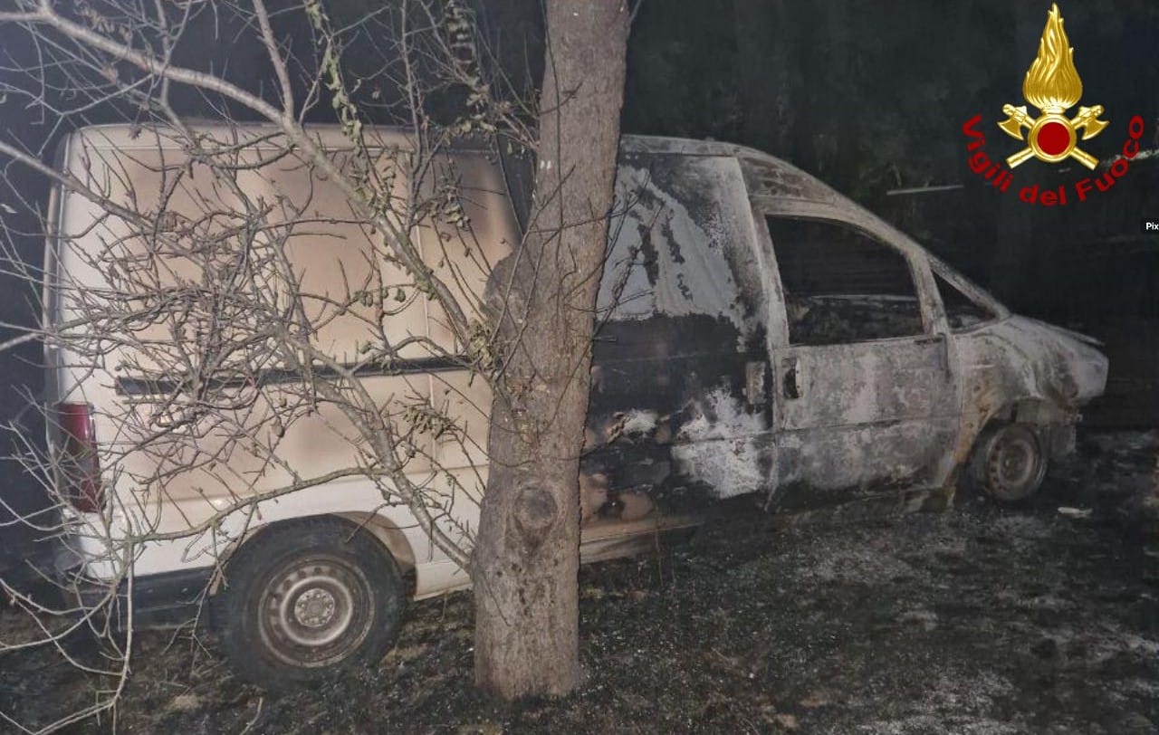 incendio furgone specchia