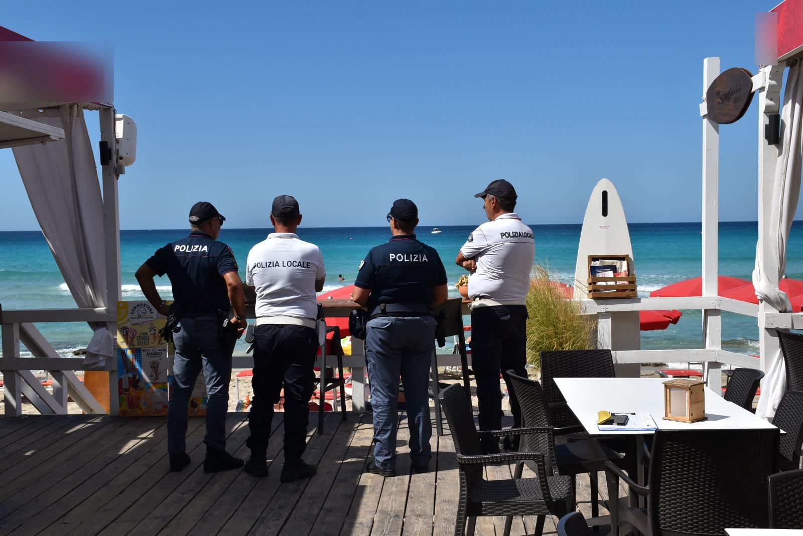 polizia in spiaggia