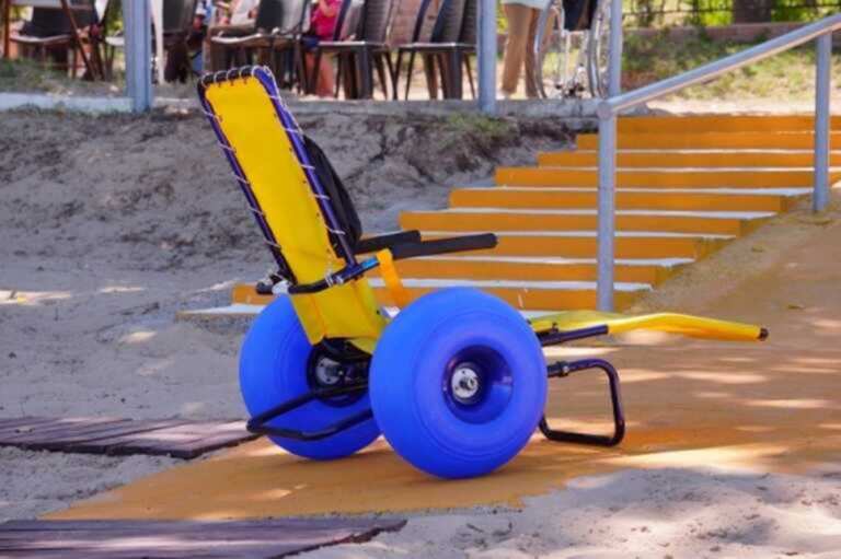 sedia a rotelle in spiaggia