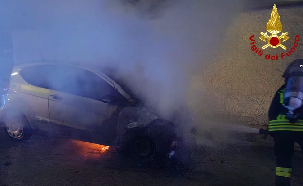 incendio auto torre chianca