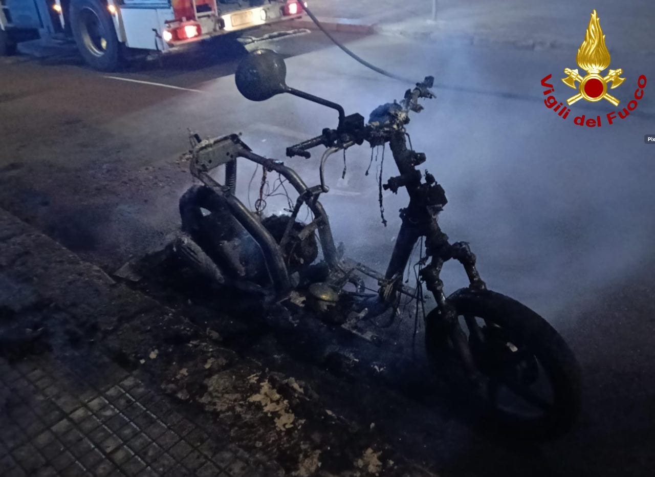 incendio moto lecce