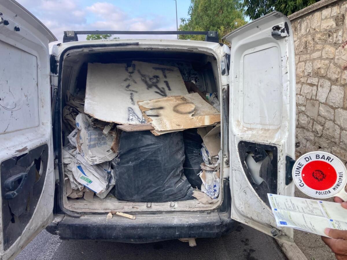 sequestro furgone rifiuti bari