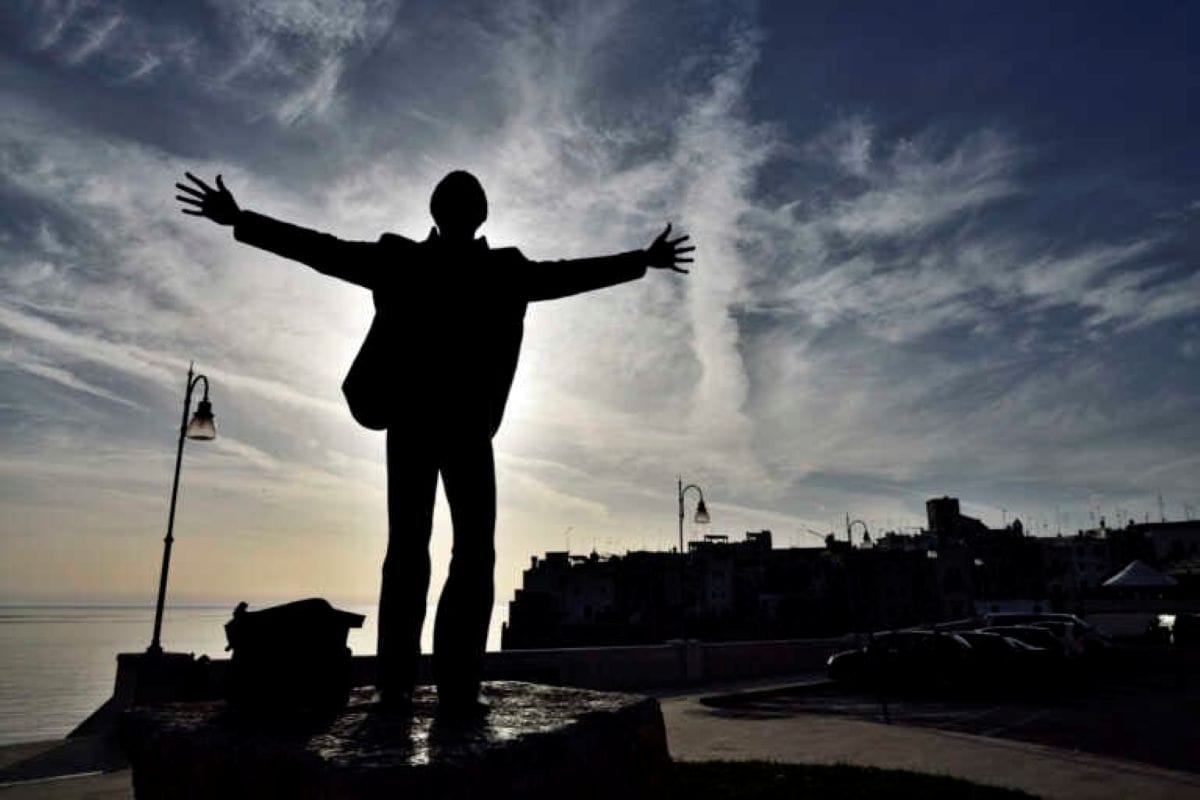 statua domenico modugno polignano