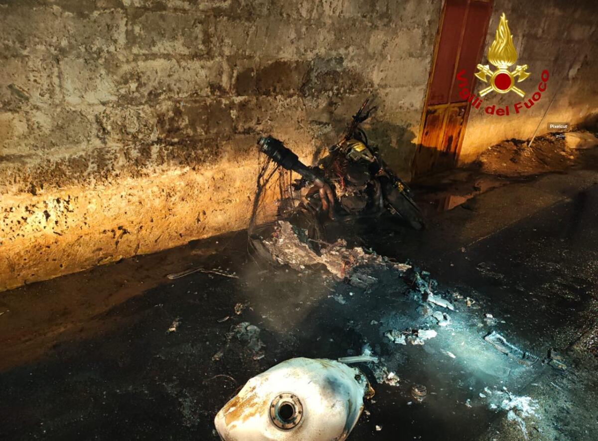 incendio moto taviano