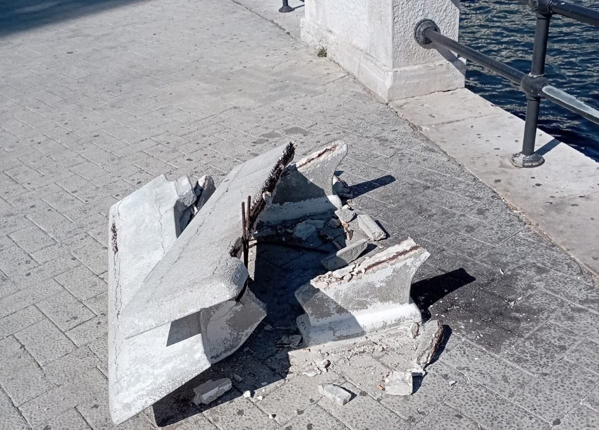 panchina lungomare vandali