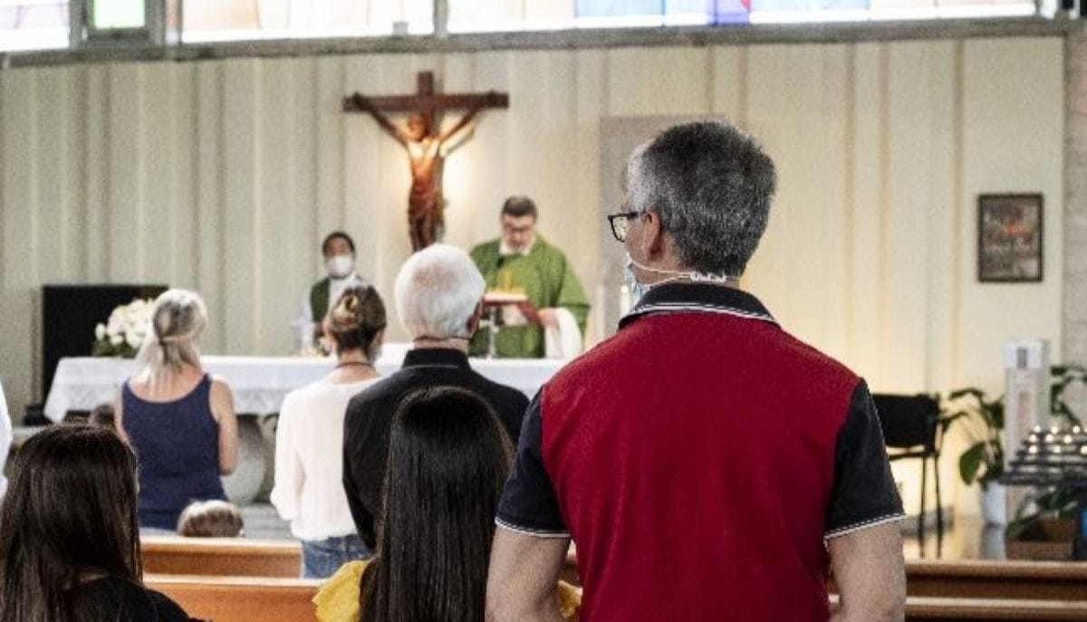 persone in chiesa