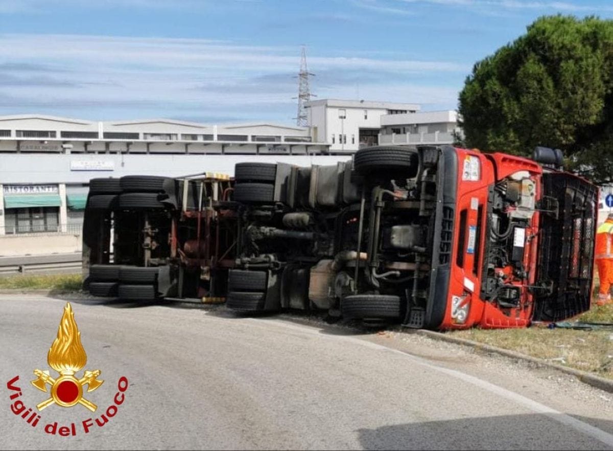 camion ribaltato statale 96