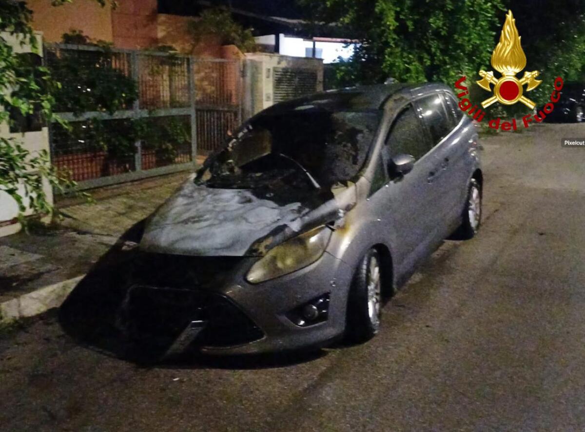 incendio auto cavallino