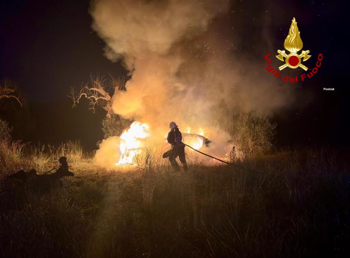 incendio auto lecce