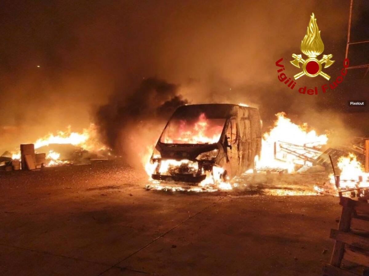incendio furgoni taviano