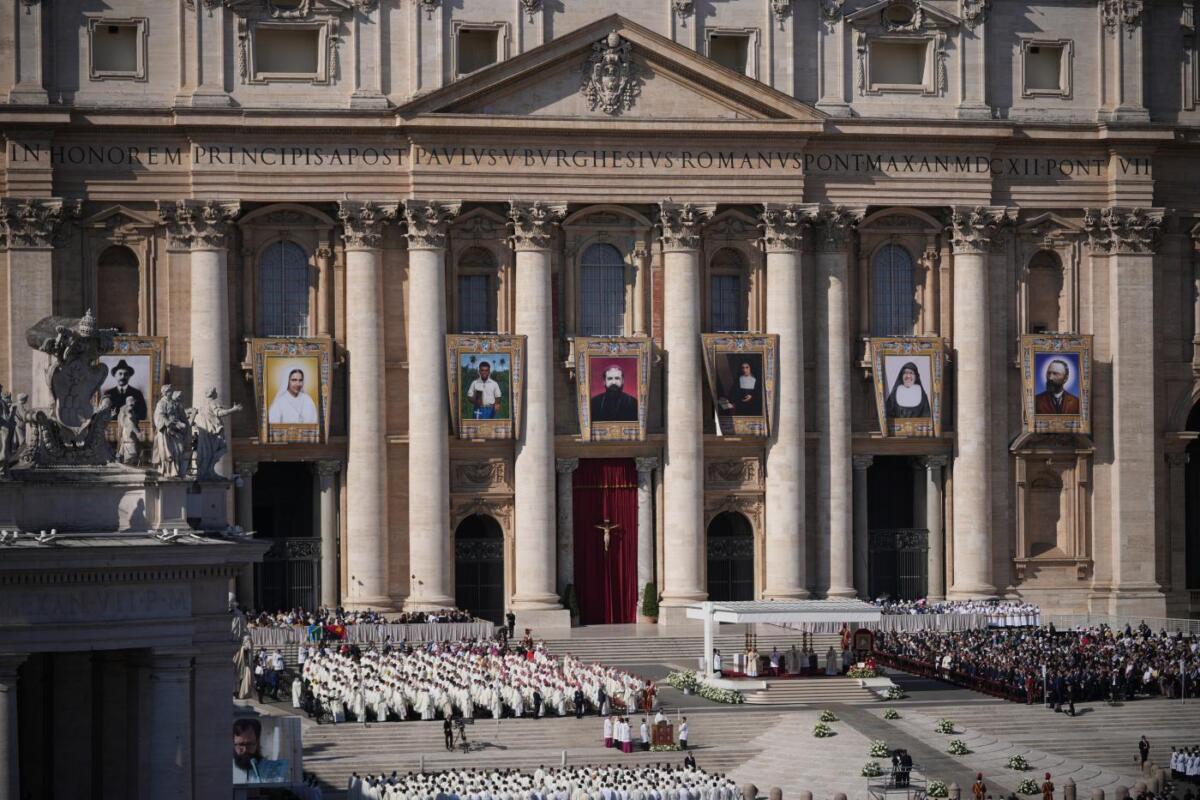 santi piazza san pietro
