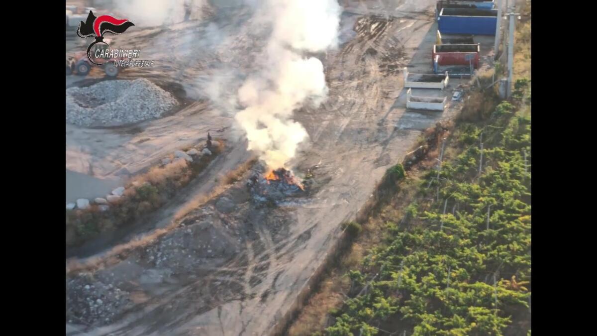 incendio rifiuti discarica abusiva bari