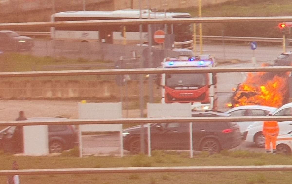 incendio auto perinei