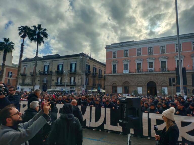 protesta tifosi bari